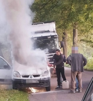 Piotrek podczas próby stłumienia pożaru palącego się auta