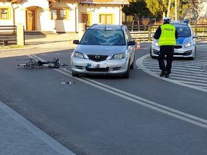 Policjanci pracujący na miejscu potrącenia rowerzysty