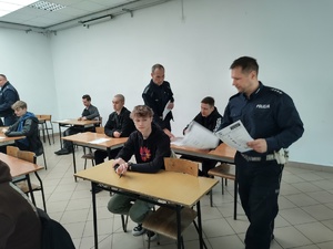 Policjanci rozdają testy uczestnikom turnieju