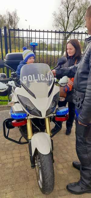 Chłopiec na motorze policyjnym