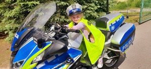 dziewczynka na motocyklu policyjnym