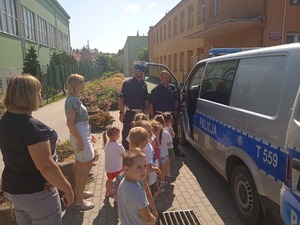 Policjanci prowadzący spotkanie z przedszkolakami