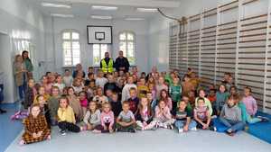 Policjanci podczas spotkania w Szkole Podstawowej w Kruszewcu