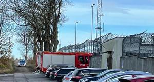 Ćwiczenia służb ratunkowych przed zakładem karnym