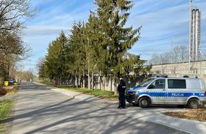 Zabezpieczenie przez policjantów przy zakładzie karnym