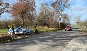 Policjanci zatrzymujący pojazd do kontroli