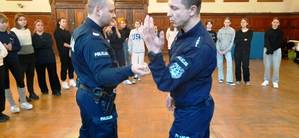 Policjanci prezentujący chwyty samoobrony