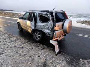 Uszkodzona honda po zderzeniu z drzewem