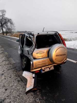 Uszkodzona honda po zderzeniu z drzewem