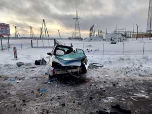 Uszkodzony ford po zderzeniu z tirem
