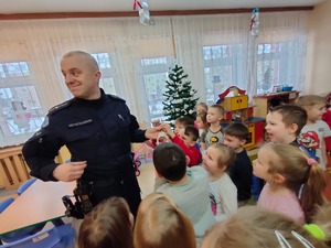 Policjant w towarzystwie przedszkolaków