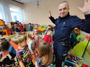 Policjant w towarzystwie przedszkolaków