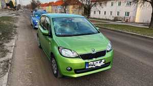 Pojazd osobowy skoda z uszkodzoną przednią szybą po potrąceniu pieszego