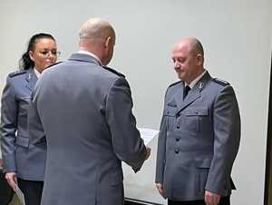insp. Dariusz Ślęzak wręcza rozkaz asp. szt. Stanisławowi Szczepaniakowi