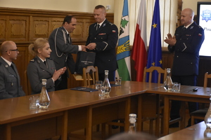 Podziękowanie za służbę składane przez I Zastępce Komendanta Wojewódzkiego dla odchodzącego na emeryturę Marcina Piechoty