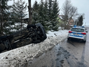 Zdarzenie Gudniki gm. Kętrzyn Audi leżące na boku