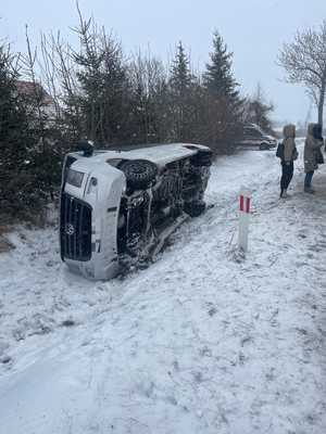 Zdarzenie drogowe m. Biedaszki Pojazd leżący na boku