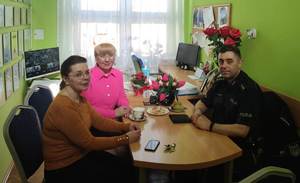 Dzielnicowy w trakcie spotkania z dyrektorem oraz wicedyrektorem SP nr 3 w Ketrzynie