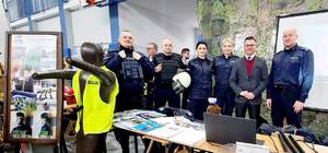 Policjanci reprezentujący swoje stanowisko informacyjne
