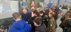 Uczestnicy targów pracy zapoznający się ze specyfiką służby w policji