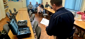 Policjant reprezentujący miernik prędkości