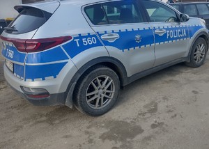 Radiowóz oraz zatrzymany pojazd do kontroli drogowej