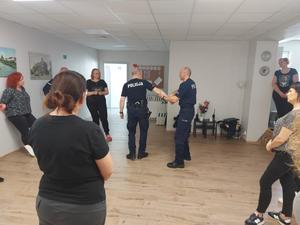 policjanci szkolą pracowników społecznych z samoobrony