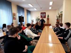 Policjantka prowadząca spotkanie z młodzieżą