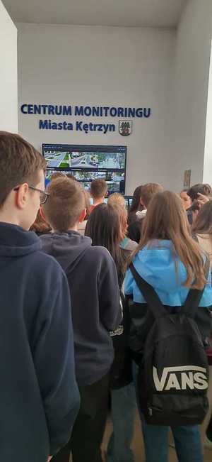 młodzież z wizytą w centrum monitoringu
