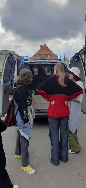 Młodzież oglądająca radiowóz