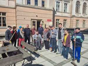 Wspólna fotografia dzielnicowych z podopiecznymi