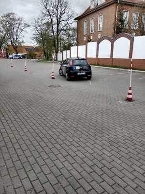 uczestnik turnieju pokonujący tor samochodem