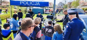 Stoisko promujące zawód policjanta i zainteresowane osoby