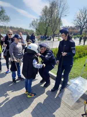 Stoisko promujące zawód policjanta i zainteresowane osoby