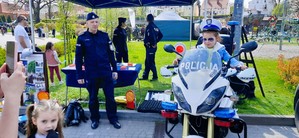 Stoisko promujące zawód policjanta i zainteresowane osoby