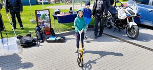 Stoisko promujące zawód policjanta i zainteresowane osoby