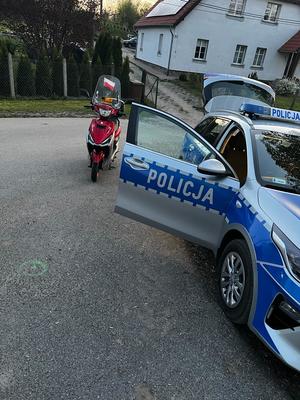 motorower stojący obok zaparkowanego radiowozu
