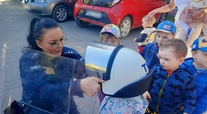 Policjantka w towarzystwie przedszkolaków
