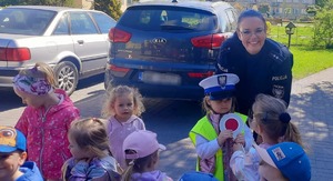 Policjantka w towarzystwie przedszkolaków