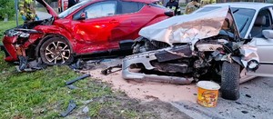 Uszkodzone dwa pojazdy biorące udział w zdarzeniu drogowym