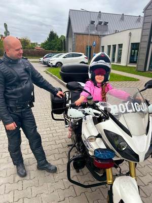 policjant i dziecko na motorze policyjnym