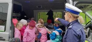 policjantka w towarzystwie dzieci