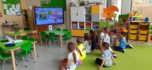 Dzieci w sali oglądają bajkę o misiaczku rozrabiaczku