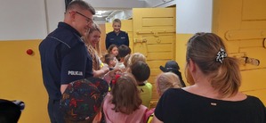 Dzieci w policyjnych pomieszczeniach dla osób zatrzymanych