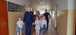 Dzieci w komendzie Policji