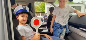 dzieci w radiowozie