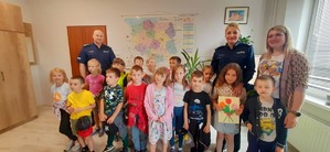 dzieci w gabinecie szefa kętrzyńskich policjantów
