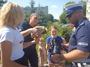 Policjanci prowadzący spotkanie z przedszkolakami