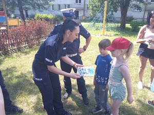 Policjanci prowadzący spotkanie z przedszkolakami