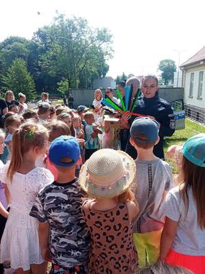 Policjanci podczas spotkania z przedszkolakami